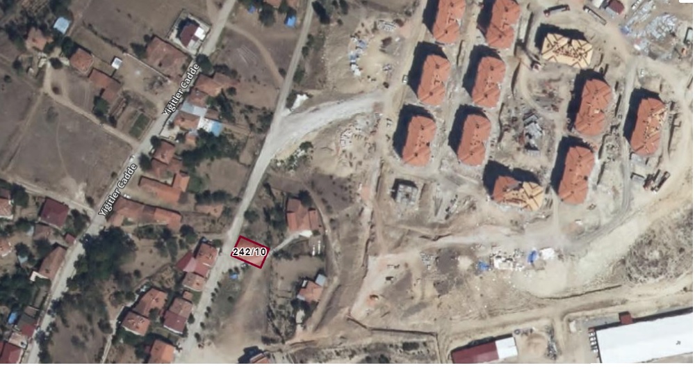 Mülkiyeti Belediyemize ait olan Hamit Kaplan Mahallesinde bulunan 242 Ada 10 parsel nolu arsa “Açık Teklif Usulü (Artırma)” suretiyle satılacaktır.