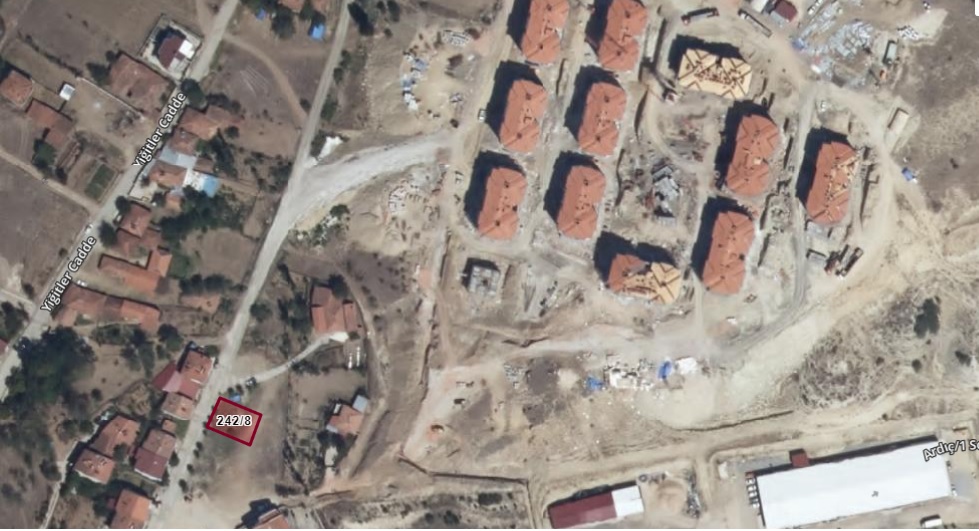 Mülkiyeti Belediyemize ait olan Hamit Kaplan Mahallesinde bulunan 242 Ada 8 parsel nolu arsa   “Açık Teklif Usulü (Artırma)” suretiyle satılacaktır.