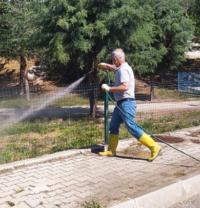 Belediye Başkanımız Sn. Cihan DEMİR’in talimatları doğrultusunda İlçe  merkezinde İlaçlama çalışmaları devam ediyor.