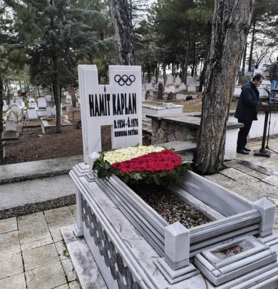 Dünya ve Olimpiyat Şampiyonu Milli Güreşçi Hamit Kaplan, vefatının 49. yılında kabri başında anıldı.