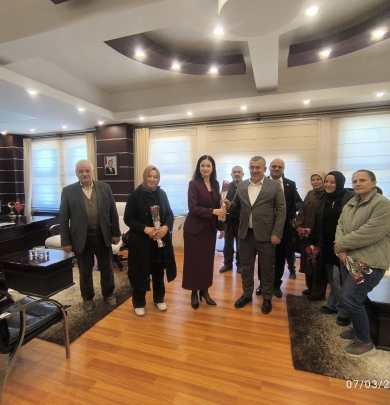 Kadınlar Günü Çiçeği Başkan DEMİR ‘den.
