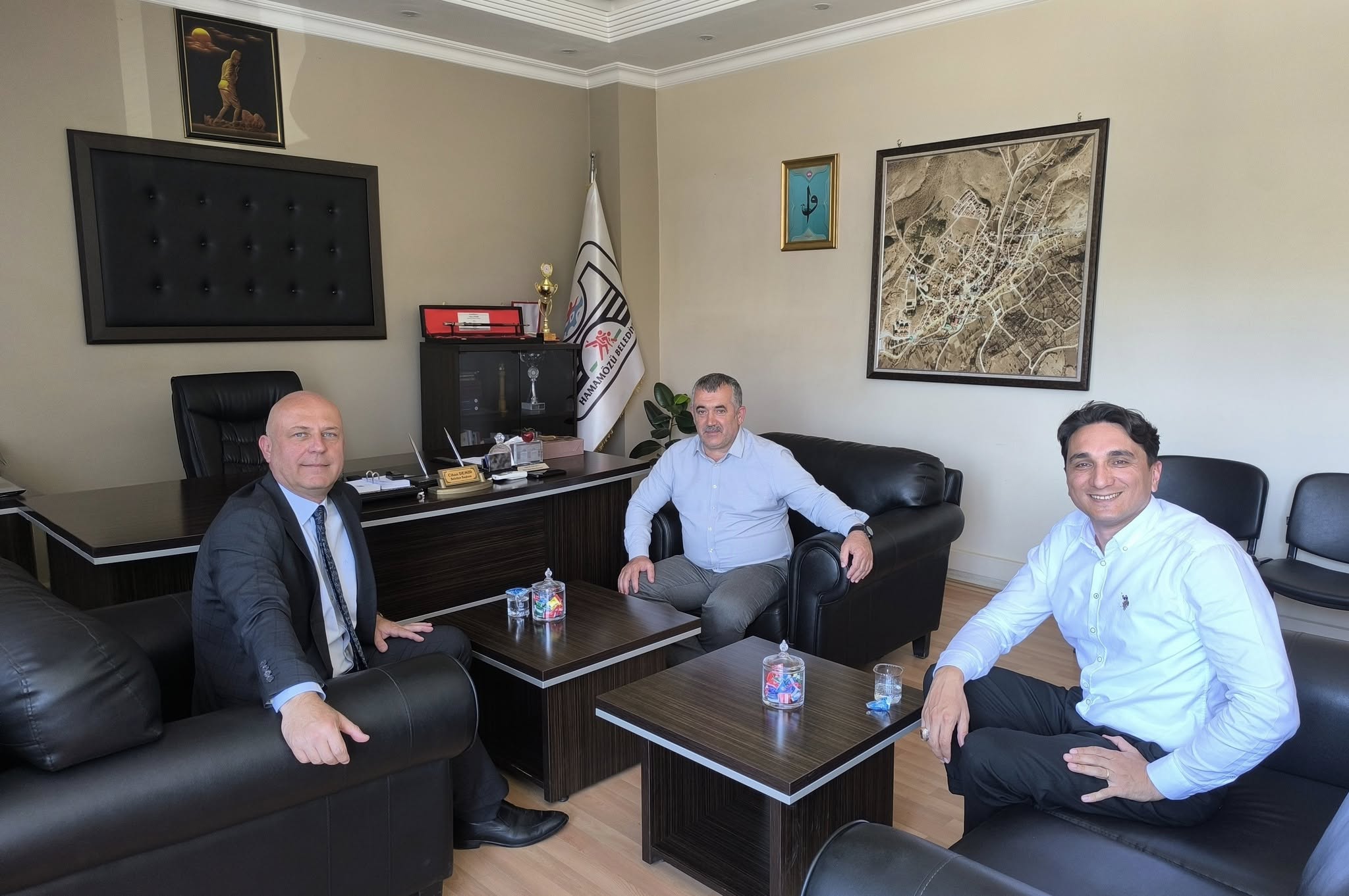 Başkan DEMİR'e Ziraat Bankası Hamamözü Şube Müdürü olarak atanan Uygar GÜLİŞ'den ziyaret.