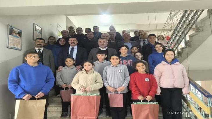 Başkan DEMİR, 10 Aralık Dünya İnsan Hakları Günü kapsamında Milli Eğitim Müdürlüğünce düzenlenen resim sergisine katıldı.