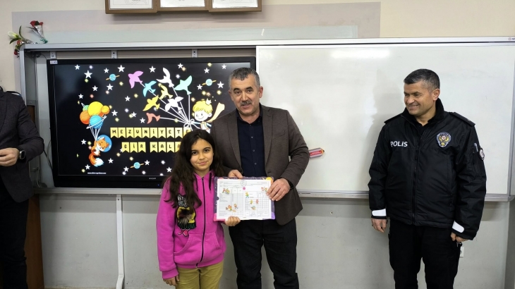 Başkan DEMİR 2024-2025 Eğitim-Öğretim yılı birinci dönem karne dağıtım törenine katıldı.