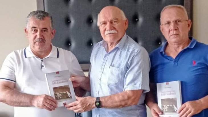 Başkan DEMİR'e Cihan CANDEMİR'in Kaleme Aldığı Kitabı Hediye Etti.