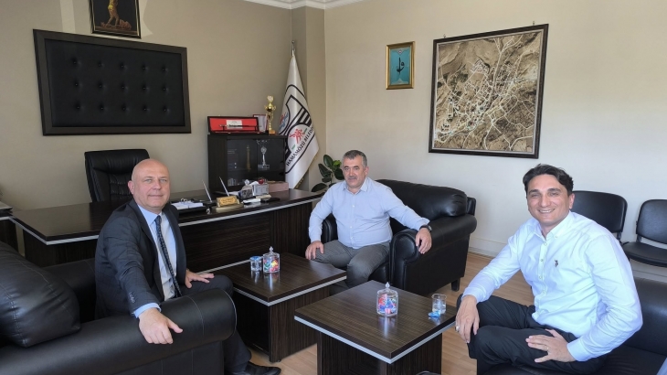 Başkan DEMİR'e Ziraat Bankası Hamamözü Şube Müdürü olarak atanan Uygar GÜLİŞ'den ziyaret.
