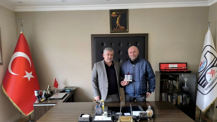 Belediye Başkanımız Cihan DEMİR, Emekli Olan Personelimize Plaket Takdim Etti.