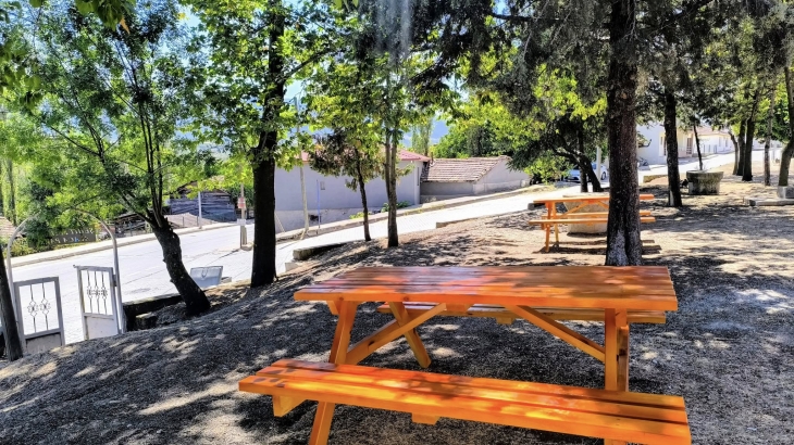 Belediyemiz İlçemizin yeşil alanlarında bulunan park ve bahçelerini güzelleştirmeye devam ediyor.