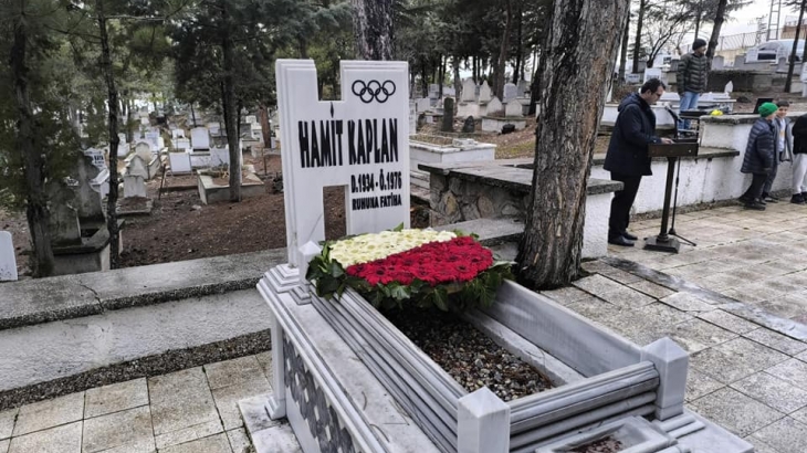 Dünya ve Olimpiyat Şampiyonu Milli Güreşçi Hamit Kaplan, vefatının 49. yılında kabri başında anıldı.