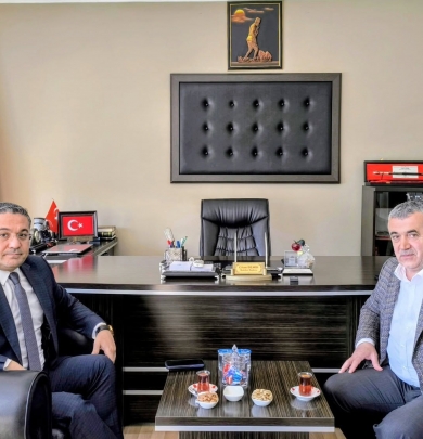 Amasya Aile ve Sosyal Hizmetler Müdürümüz Adem YÜCEL, Belediye Başkanımız Cihan DEMİR'i makamında ziyaret etti.