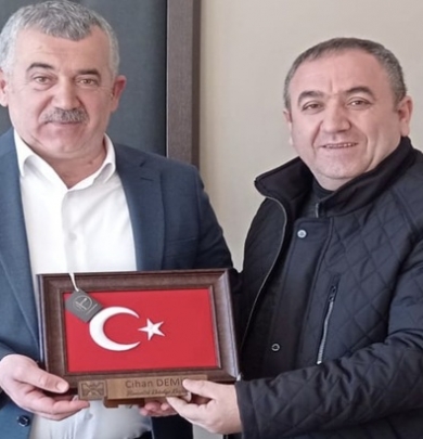 Amasya Hamamözü ve Çevre Köyleri Yardımlaşma ve Dayanışma Derneği Başkanı Turgut ALTUNAY, Belediye Başkanımız Cihan DEMİR’i makamında ziyaret etti.