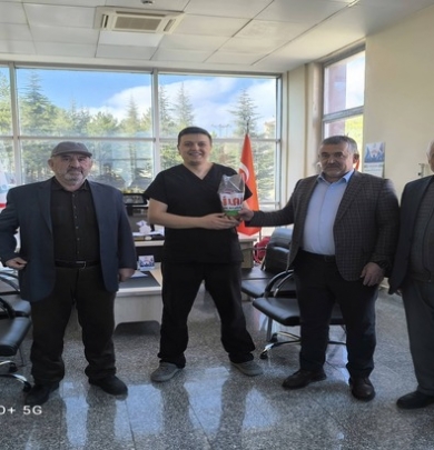 Belediye Başkanımız Cihan DEMİR, 14 Mart Tıp Bayramı dolayısıyla İlçemiz Devlet Hastanesi’nde görev yapan hekim ve sağlık çalışanlarımızı ziyaret ederek günlerini kutladı ve çiçek takdim etti.