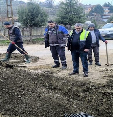 Belediye Başkanımız Cihan DEMİR, ilçemiz Saray Mahallesi’nde yapımı devam eden asfalt, yol genişletme, peyzaj ve kaldırım çalışmalarını yerinde inceledi.