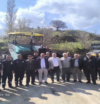 Belediye Başkanımız Cihan DEMİR, ilçemiz Sarayözü Köyü’nde başlayan asfalt çalışmalarını yerinde inceleyerek sahada görev yapan ekiplerimizle bir araya geldi. 
