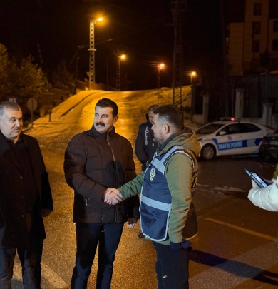Belediye Başkanımız Cihan DEMİR ve Kaymakamımız Ertuğrul ARSLAN yılbaşı akşamı görevleri başında bulunan kamu çalışanlarını ziyaret ederek yeni yıllarını tebrik etti.