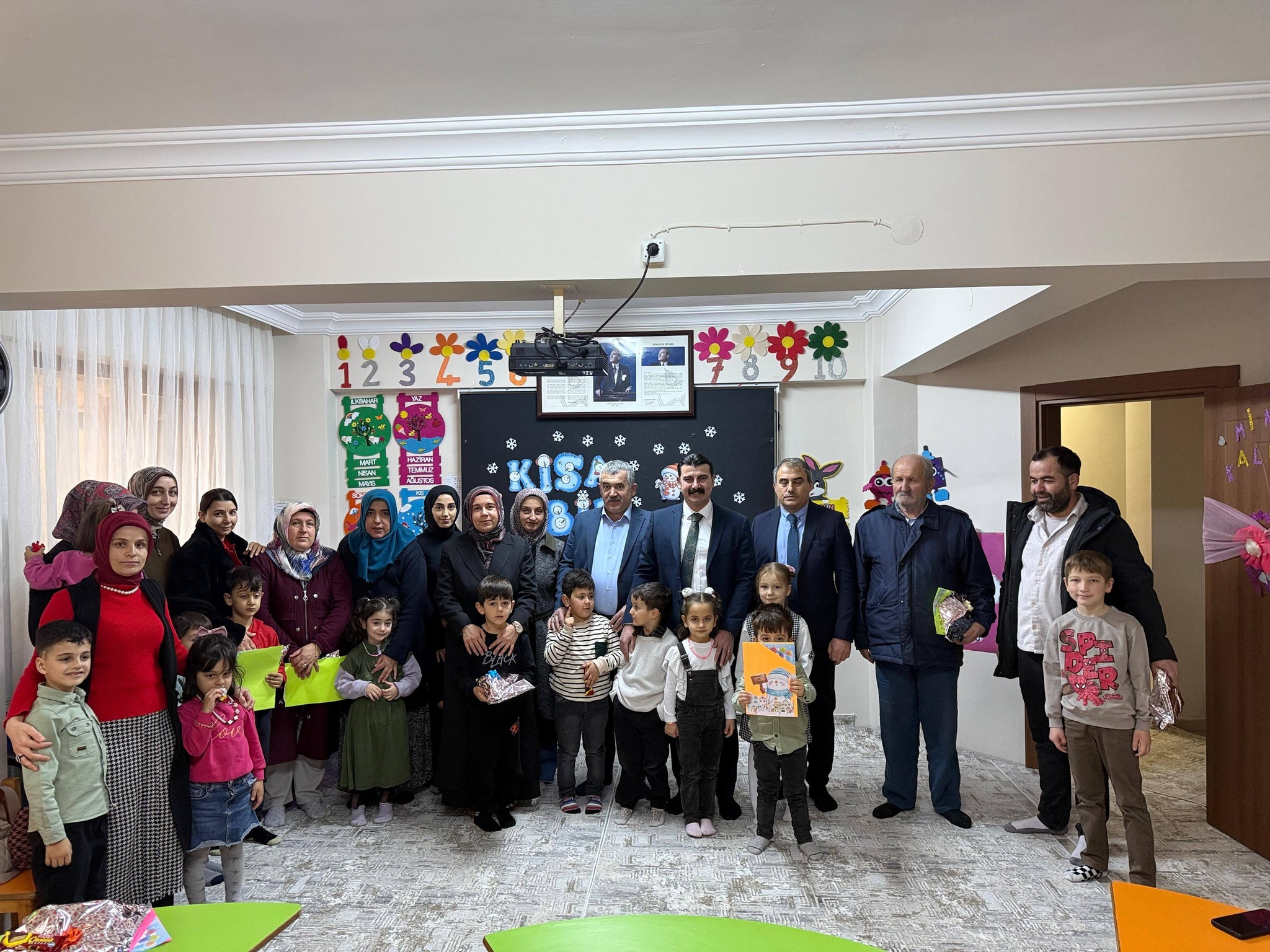 Belediye Başkanımız Cihan DEMİR, İlçemizde düzenlenen karne dağıtım törenine katılarak öğrencilerimizin heyecanına ortak oldu.