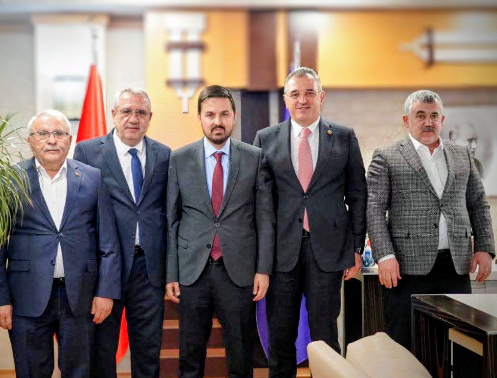 Belediye Başkanımız Cihan DEMİR, Tarım ve Kırsal Kalkınmayı Destekleme Kurumu (TKDK) Başkan Dr. Ahmet ANTALYALI’yı makamında ziyaret ettiler.