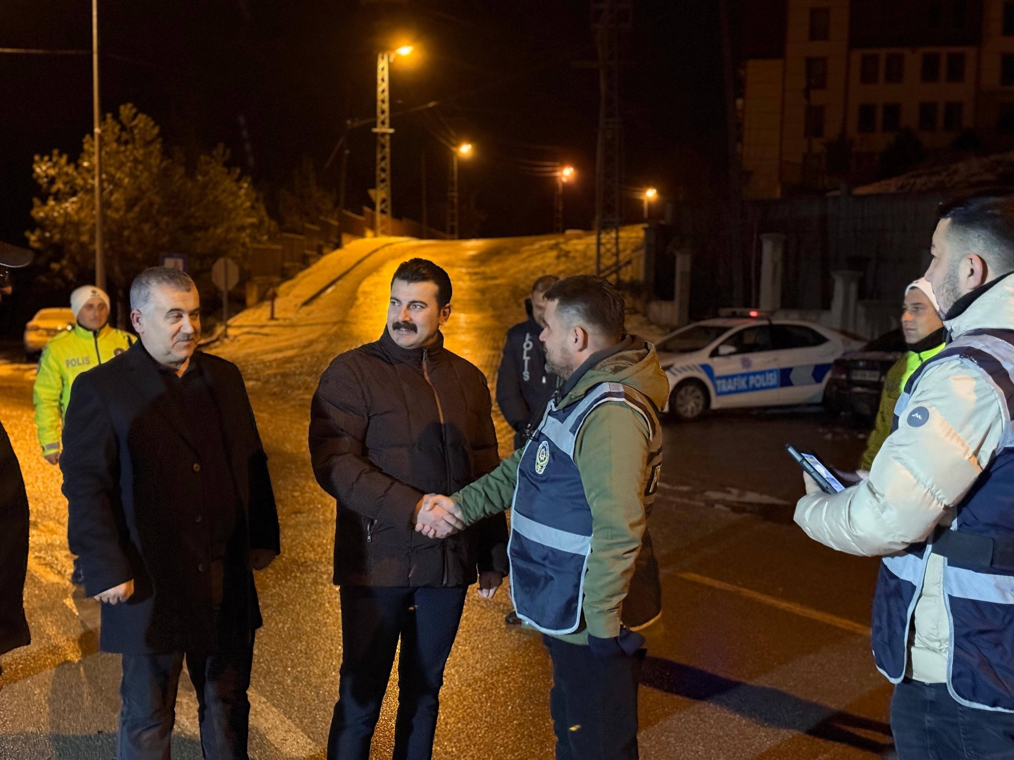 Belediye Başkanımız Cihan DEMİR ve Kaymakamımız Ertuğrul ARSLAN yılbaşı akşamı görevleri başında bulunan kamu çalışanlarını ziyaret ederek yeni yıllarını tebrik etti.