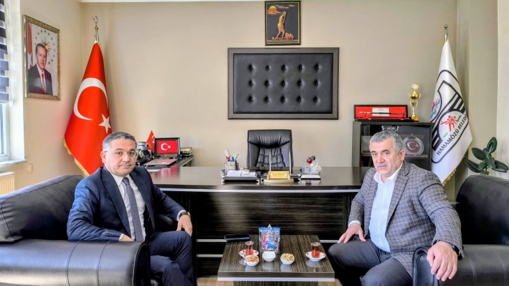 Amasya Aile ve Sosyal Hizmetler Müdürümüz Adem YÜCEL, Belediye Başkanımız Cihan DEMİR'i makamında ziyaret etti.