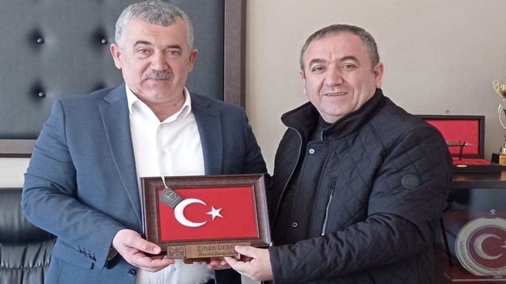 Amasya Hamamözü ve Çevre Köyleri Yardımlaşma ve Dayanışma Derneği Başkanı Turgut ALTUNAY, Belediye Başkanımız Cihan DEMİR’i makamında ziyaret etti.