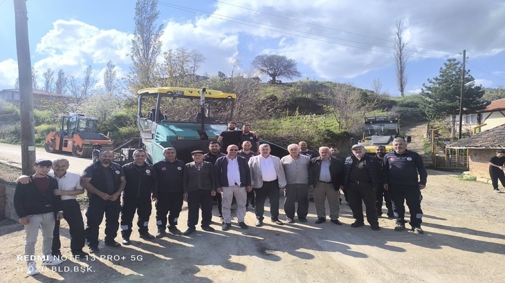 Belediye Başkanımız Cihan DEMİR, ilçemiz Sarayözü Köyü’nde başlayan asfalt çalışmalarını yerinde inceleyerek sahada görev yapan ekiplerimizle bir araya geldi. 